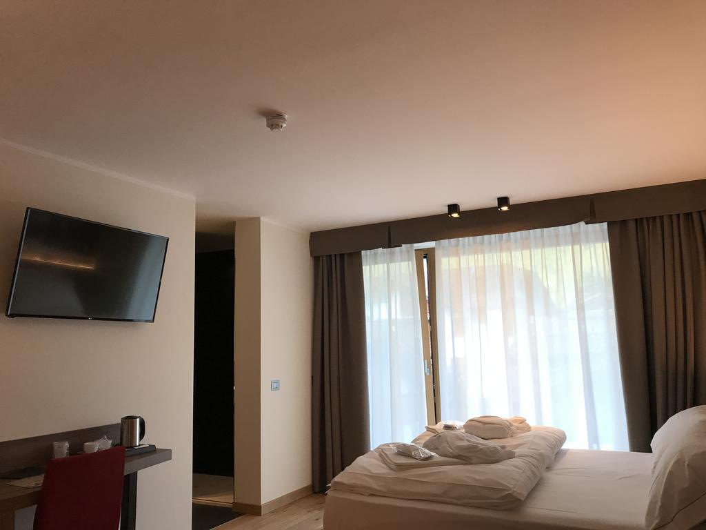 Dolomeet Boutique Hotel Pinzolo Exterior photo