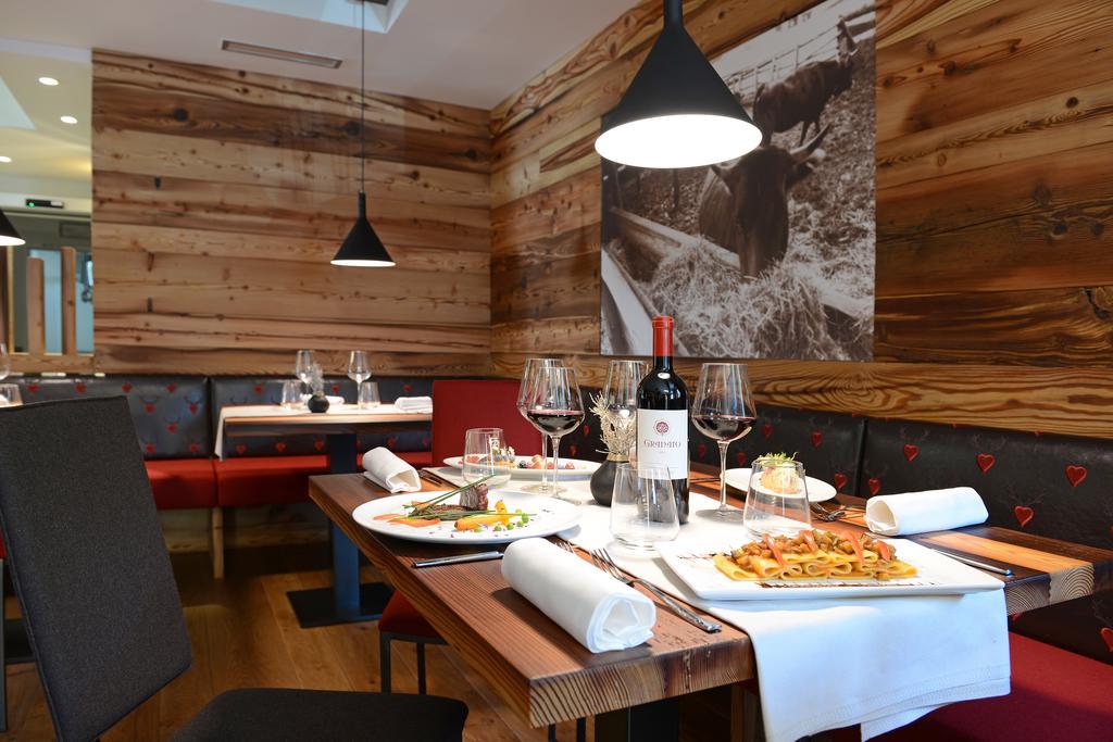 Dolomeet Boutique Hotel Pinzolo Exterior photo